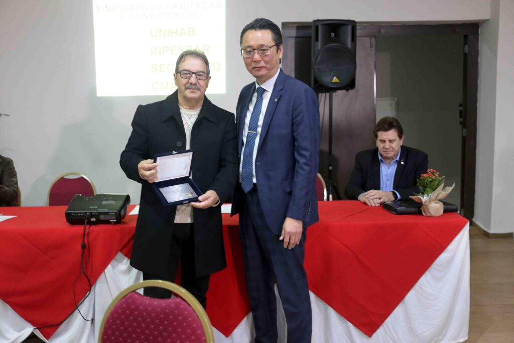 SECOVI Cataratas nova diretoria Jilson José Pereira recebe uma placa Secovi