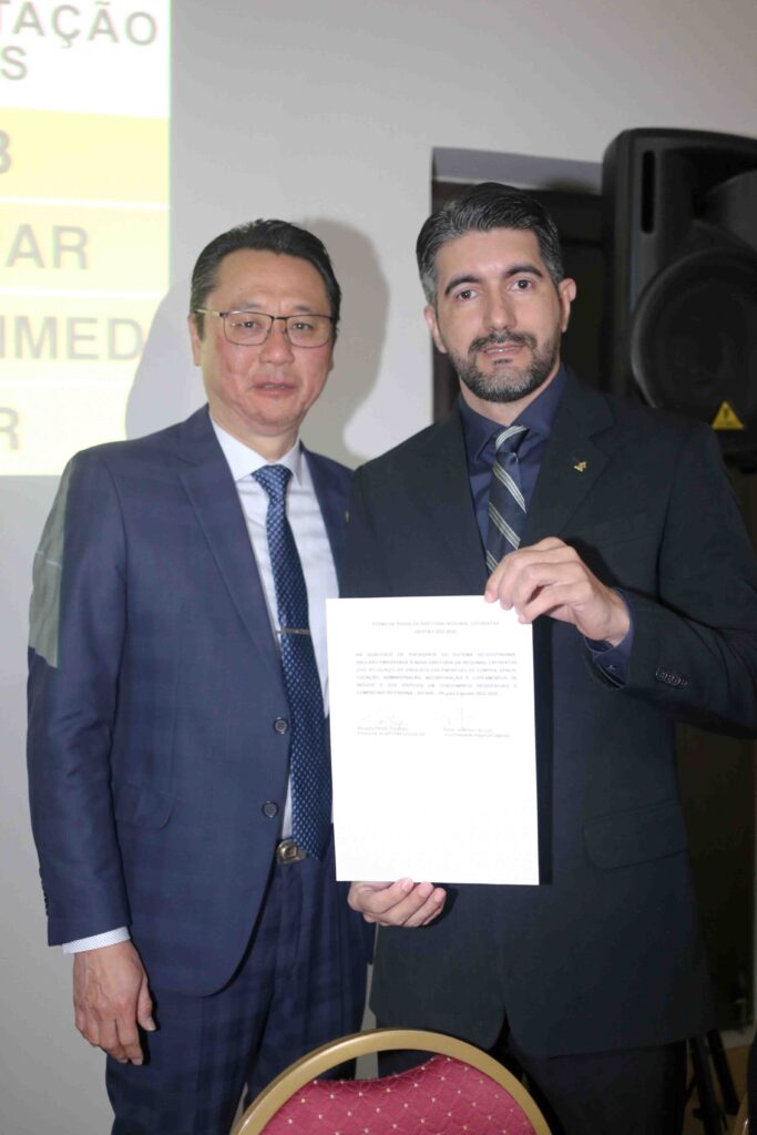 Ricardo Hirodi Toyofuku, entrega o diploma de Vice-Presidente do Secovi PR – Regional Cataratas, ao empresário Peter Jefferson da Luz