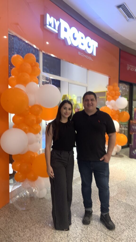 Odair Silva e Cinthia Panigua My Robot School Foz
CINTHIA PANIGUA
ODAIR FASTRONI
IGOR CARDIA
NATI MATTIELO
Shopping Catuaí Palladium